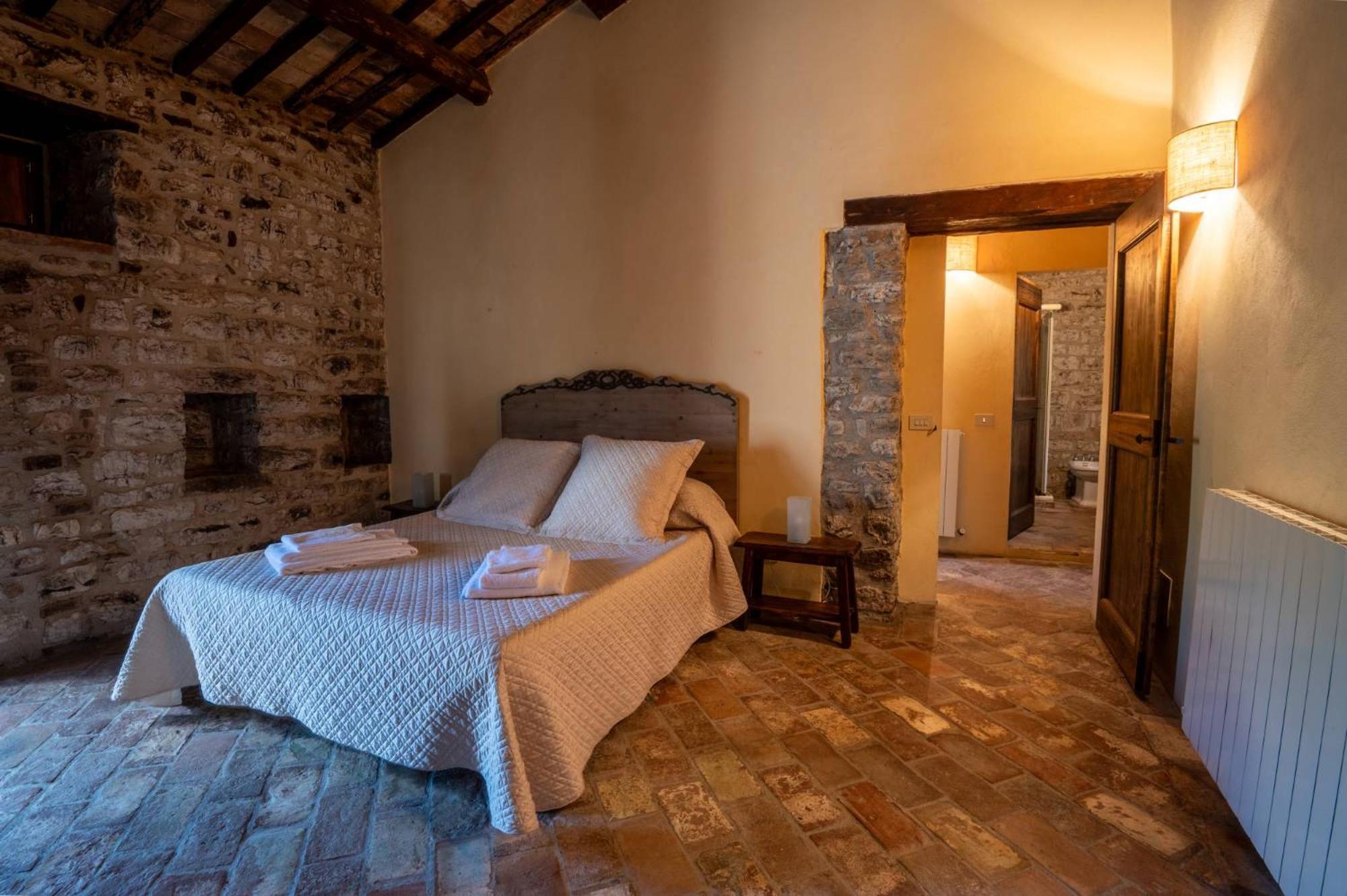 Castello Valenzino Bed & Breakfast Antognola Exterior photo